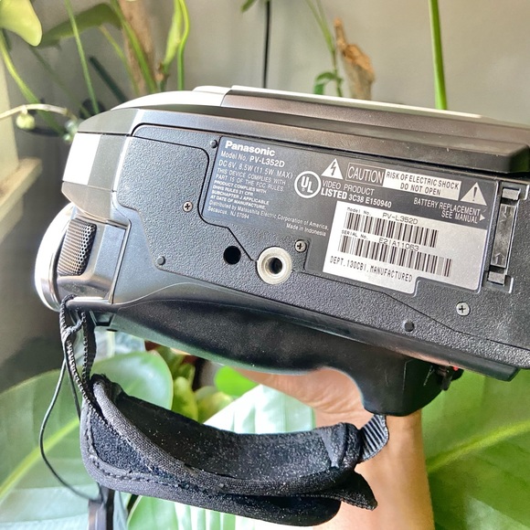 Panasonic PV-L352D Palmcorder VHS-C 700x Digital Zoom Camcorder UNTESTED - Picture 6 of 14
